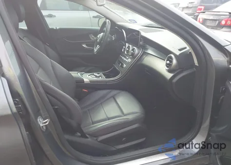 2019 Mercedes-Benz C 300 z USA, uszkodzony, nr VIN 55SWF8DB1KU309644